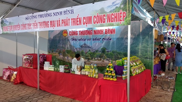 Trung tâm Khuyến công Xúc tiến thương mại & Phát triển cụm công nghiệp Ninh Bình tham gia gian hàng tại hội chợ thương mại nông sản vùng Tây Bắc – Sơn La năm 2020